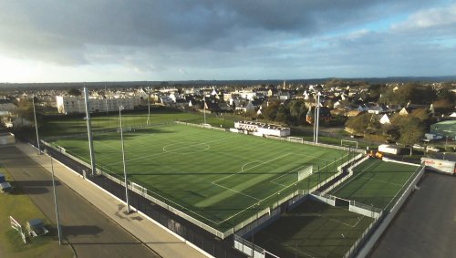 la société URBATEAM a réalisé le terrain de football en gazon synthétique du Stade Brestois (Brest, Finistère 29, Bretagne)