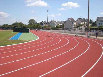 la société Quéau L'Henaff a assuré la maîtrise d'oeuvre de la piste d'athlétisme olympique 8 couloirs en revêtement synthétique à Saint-Renan